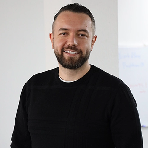 Portrait of Syri Kullashi, Co-Founder & CEO at Opini.ai